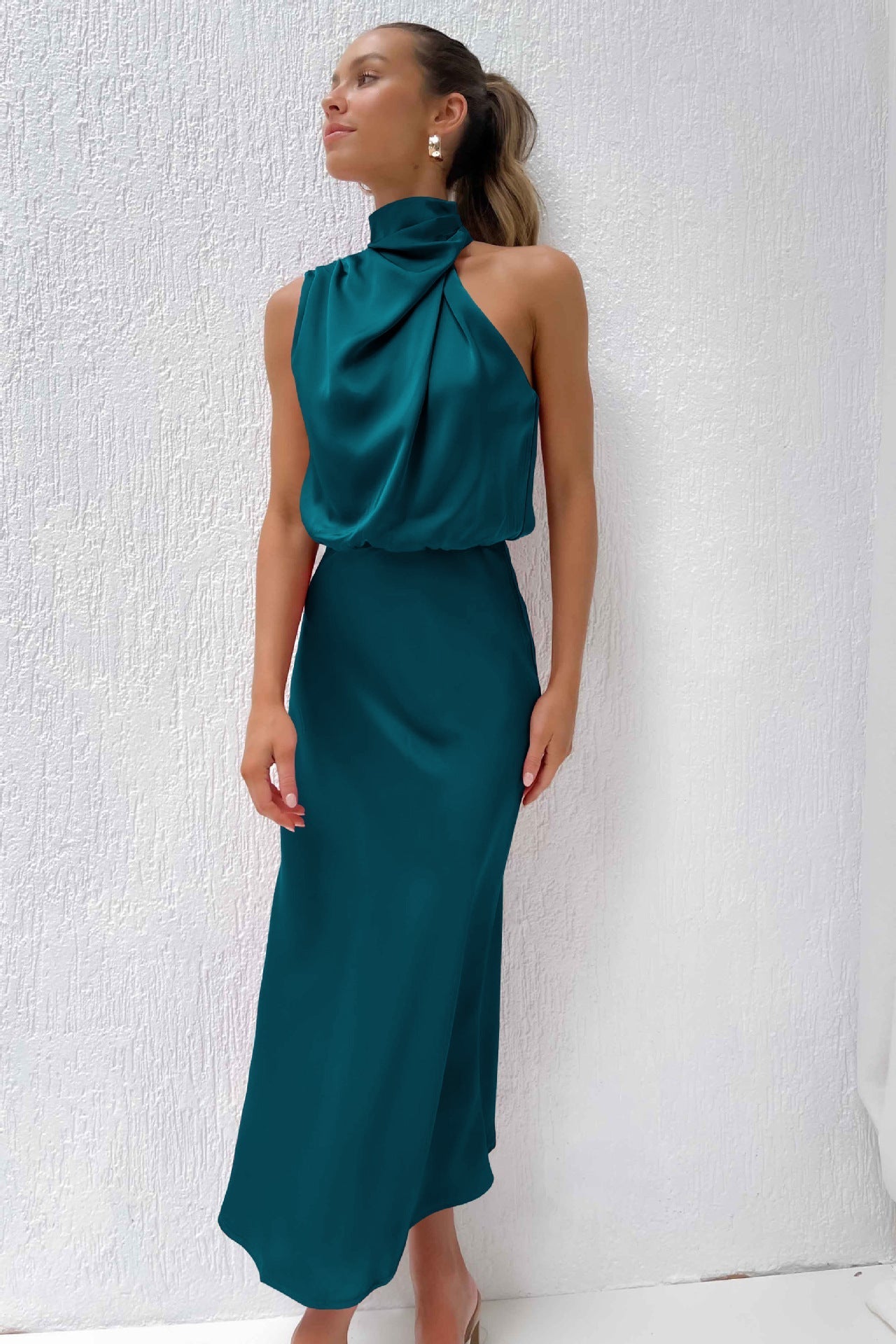 Nora | Lang satin kjole med halterneck