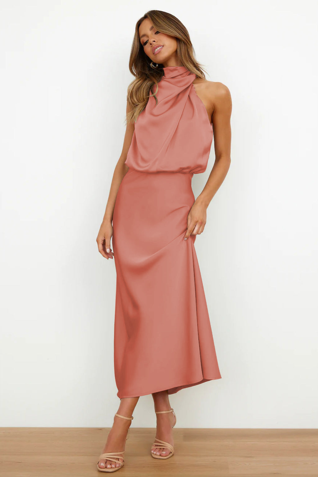 Nora | Lang satin kjole med halterneck