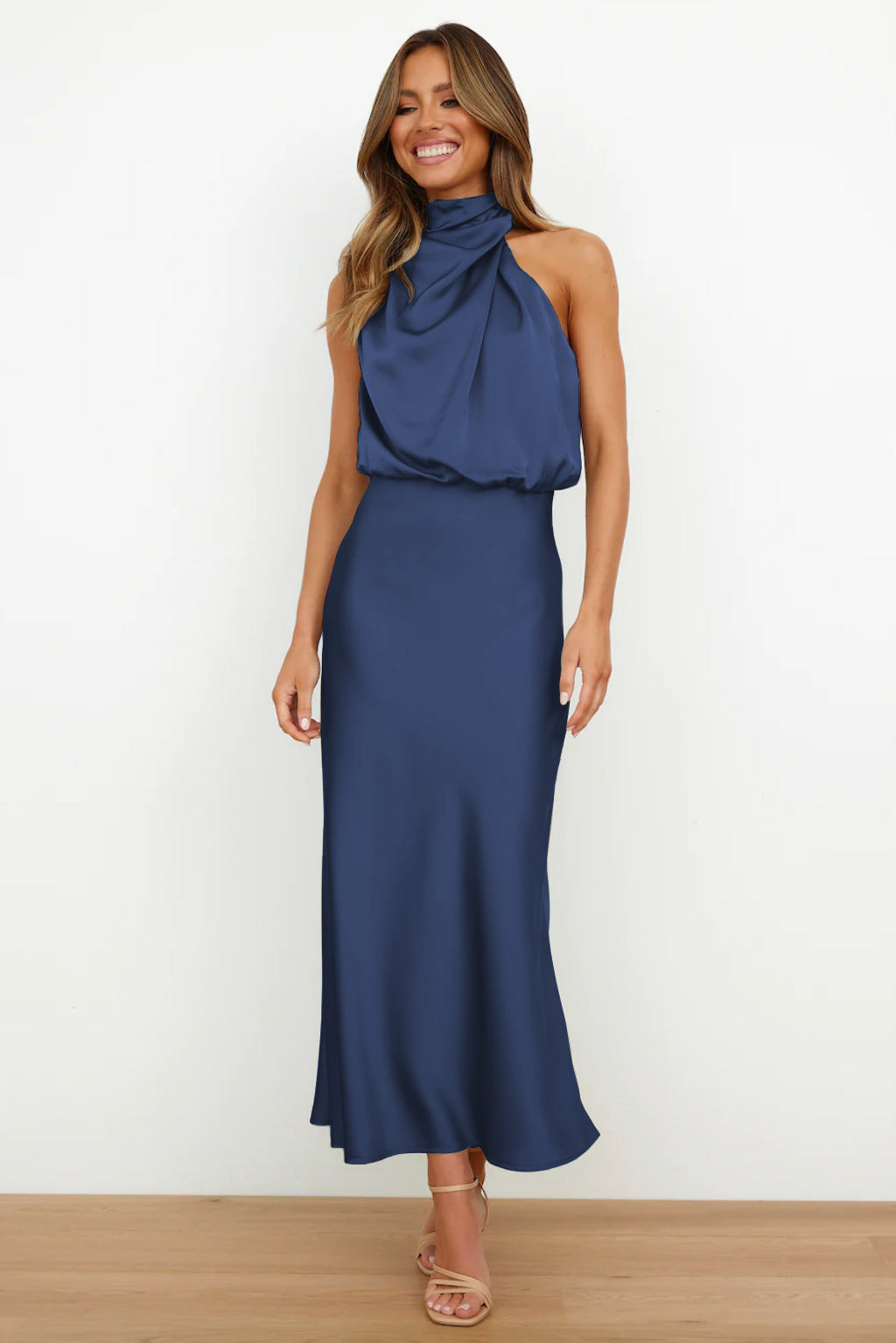 Nora | Lang satin kjole med halterneck