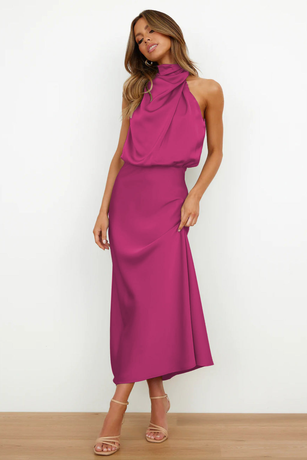 Nora | Lang satin kjole med halterneck