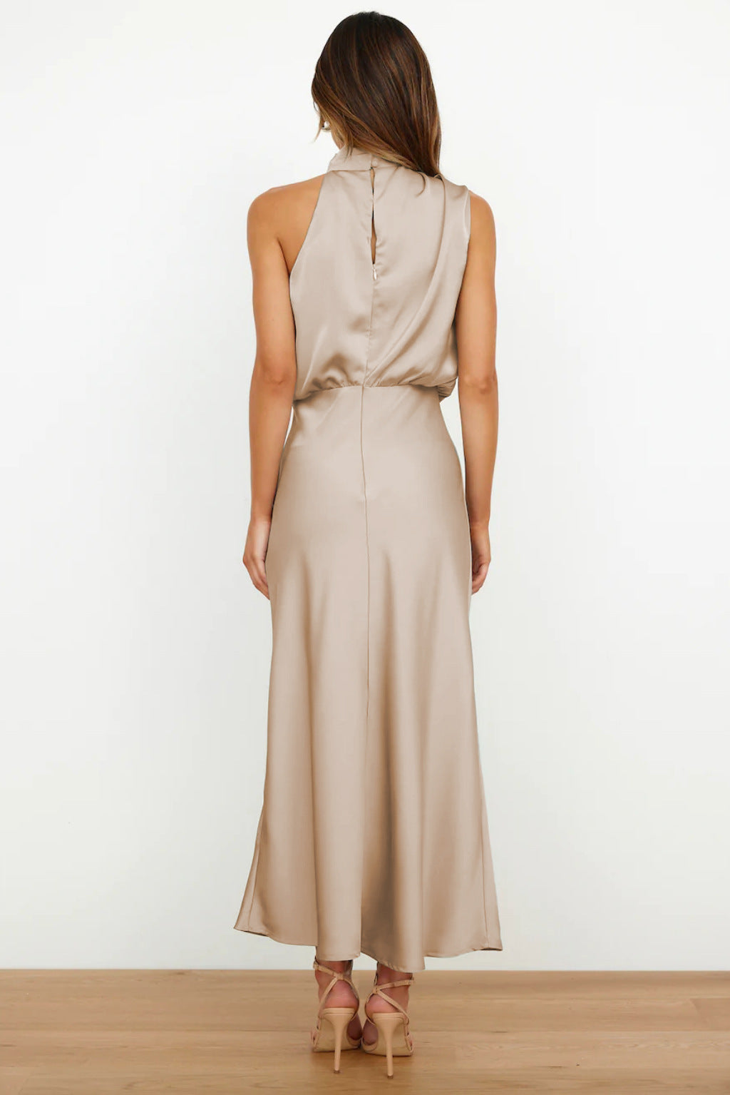 Nora | Lang satin kjole med halterneck