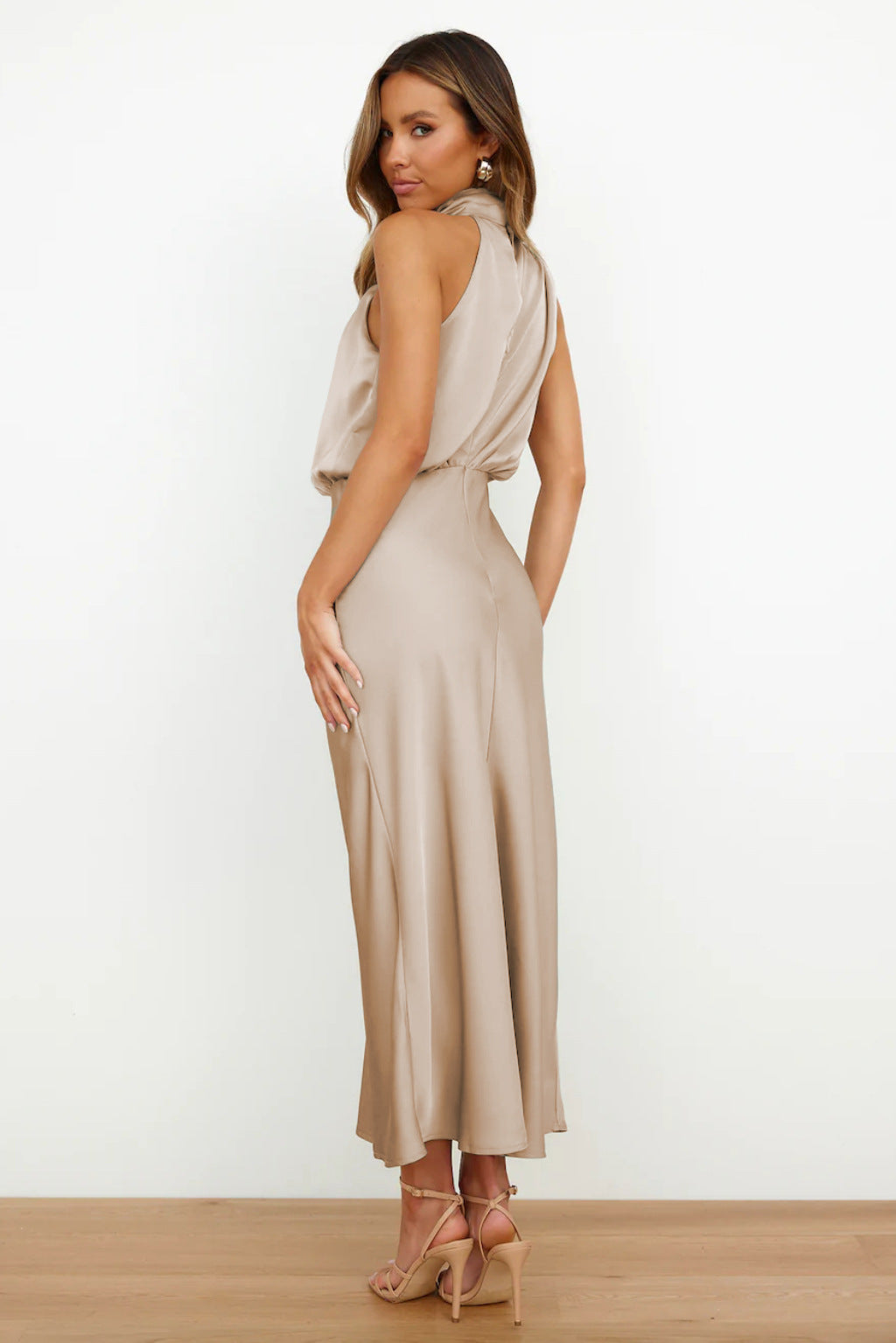 Nora | Lang satin kjole med halterneck