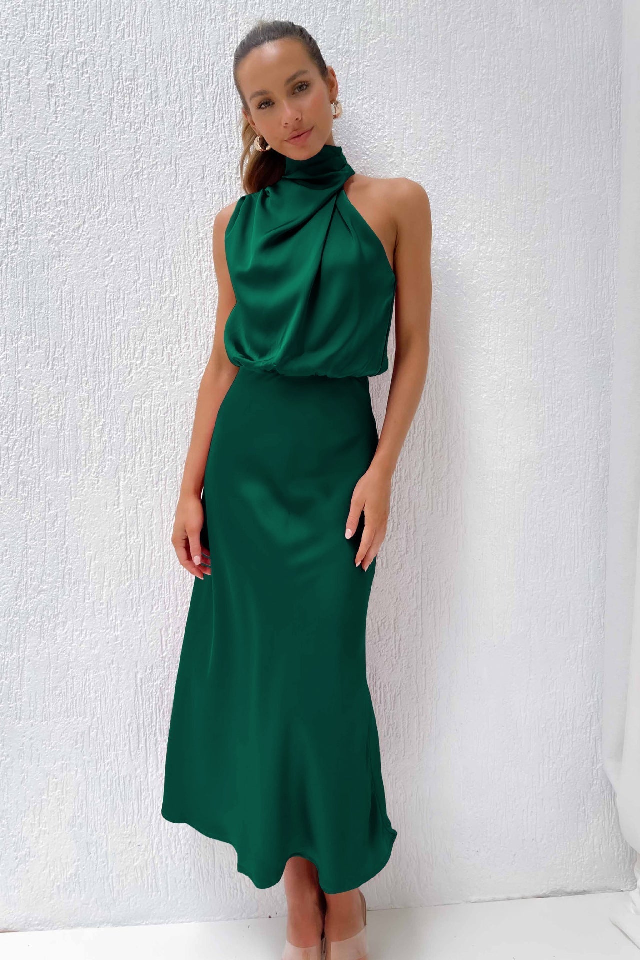 Nora | Lang satin kjole med halterneck