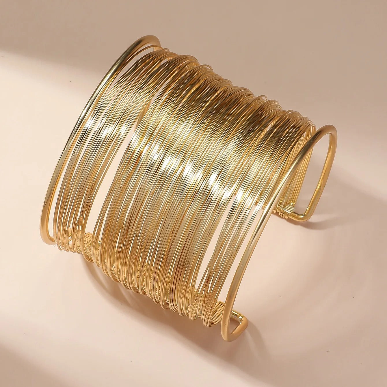 Åben armbåndsbeslag med spiral i guld