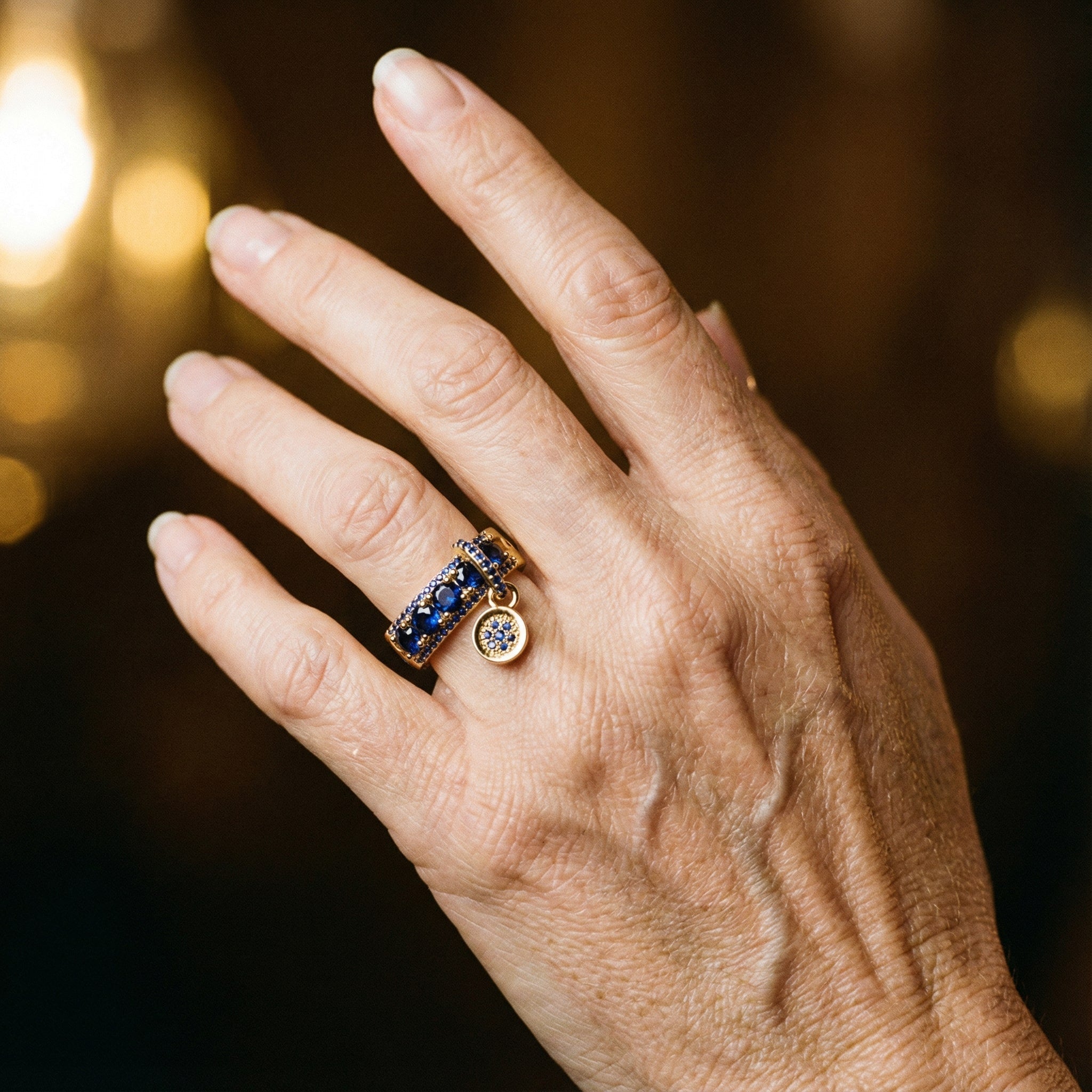 Gammel ring i guld og blå krystal