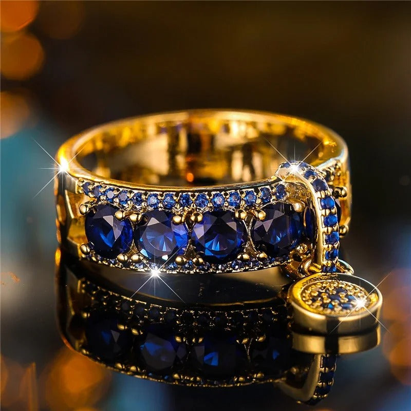 Gammel ring i guld og blå krystal