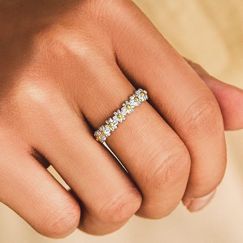 Justerbar ring i sølv og håndmalede emaljer med margueritter