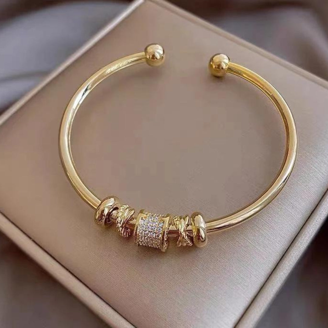 Justerbart armbånd med gyldne vedhæng