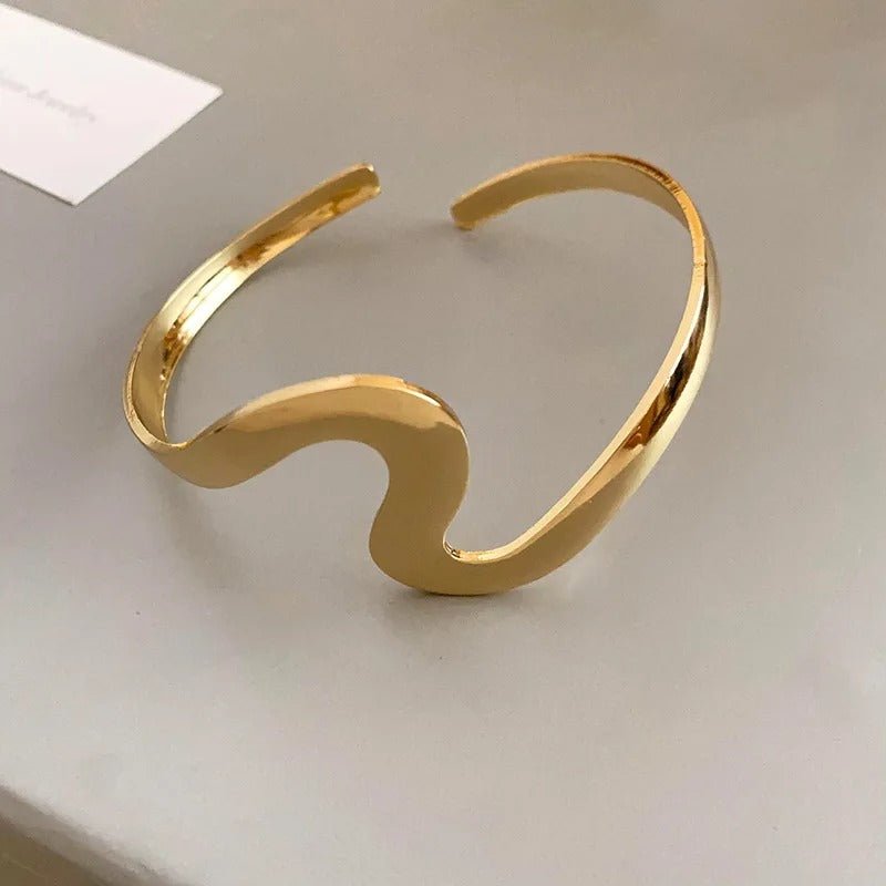 Klassisk åbent armbånd med gyldent bølge