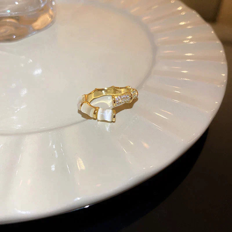 Luksuriøs justerbar ring med hvide opalsten i guld