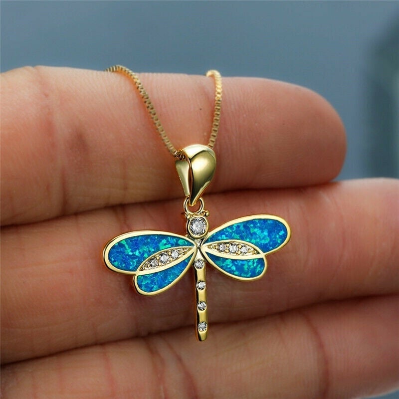 Nakkede med en guldfarvet libelle med opal