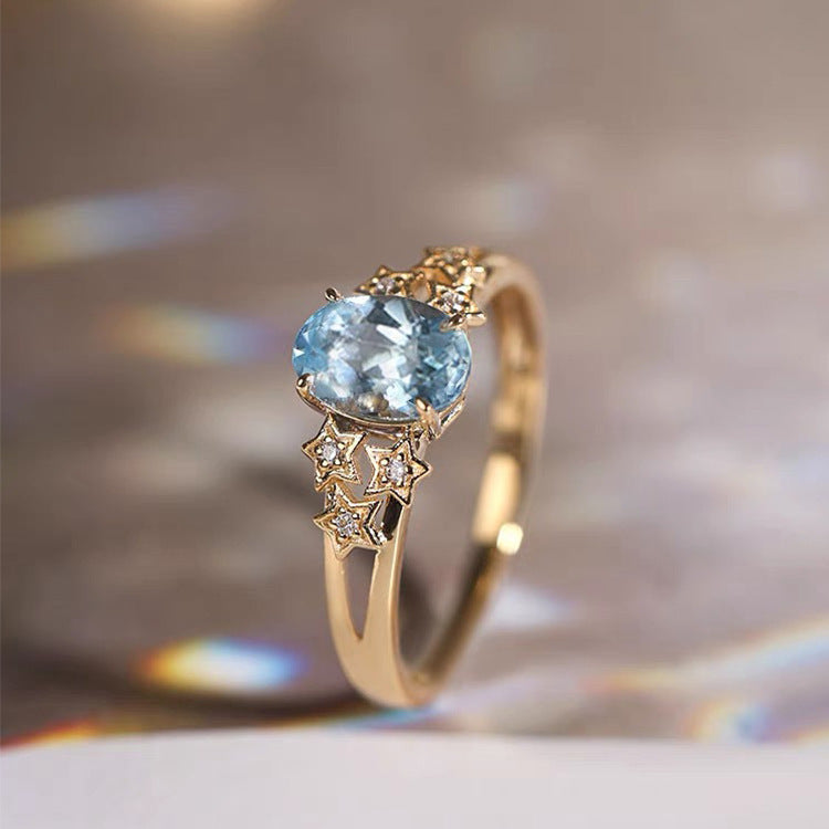 Eksklusiv ring i guld med blå krystal