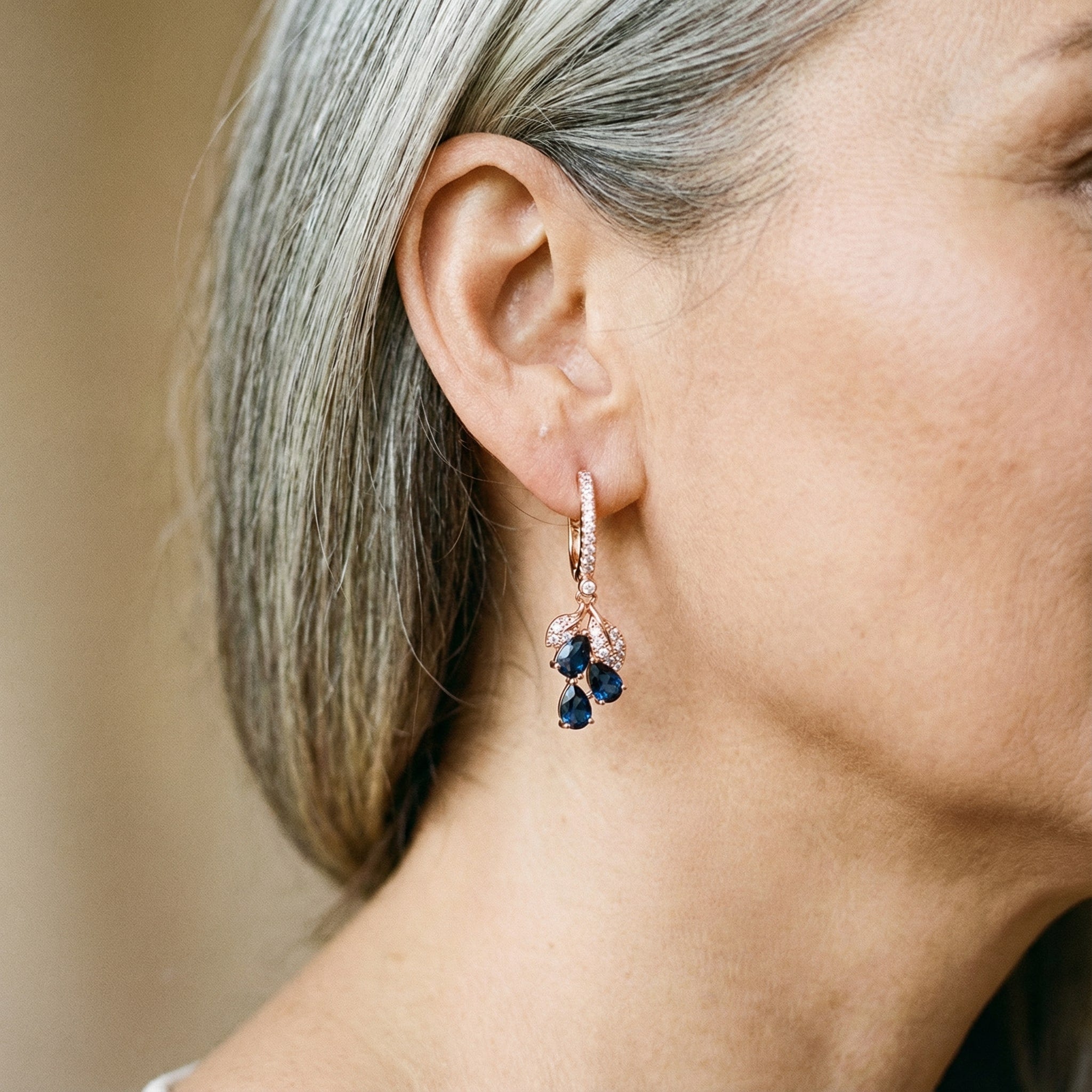 Elegante øreringe med blå krystaller