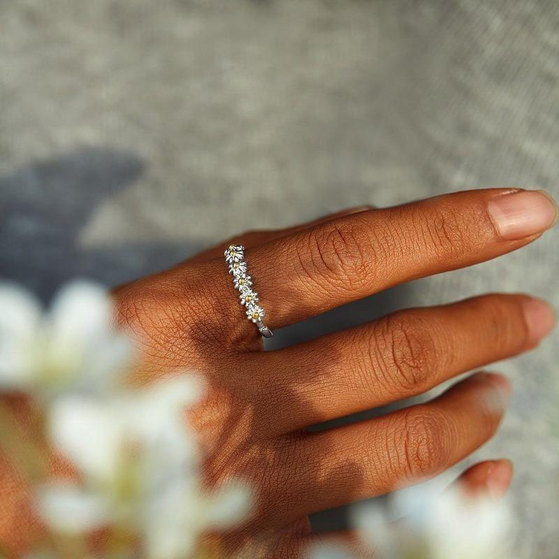 Justerbar ring i sølv og håndmalede emaljer med margueritter