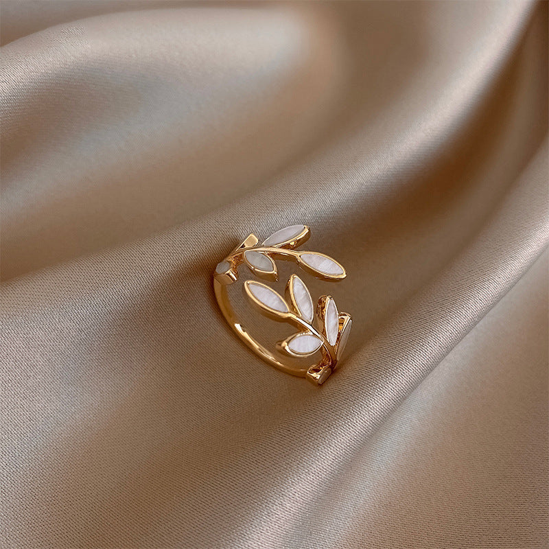 Justerbar ring med hvid opal i guld