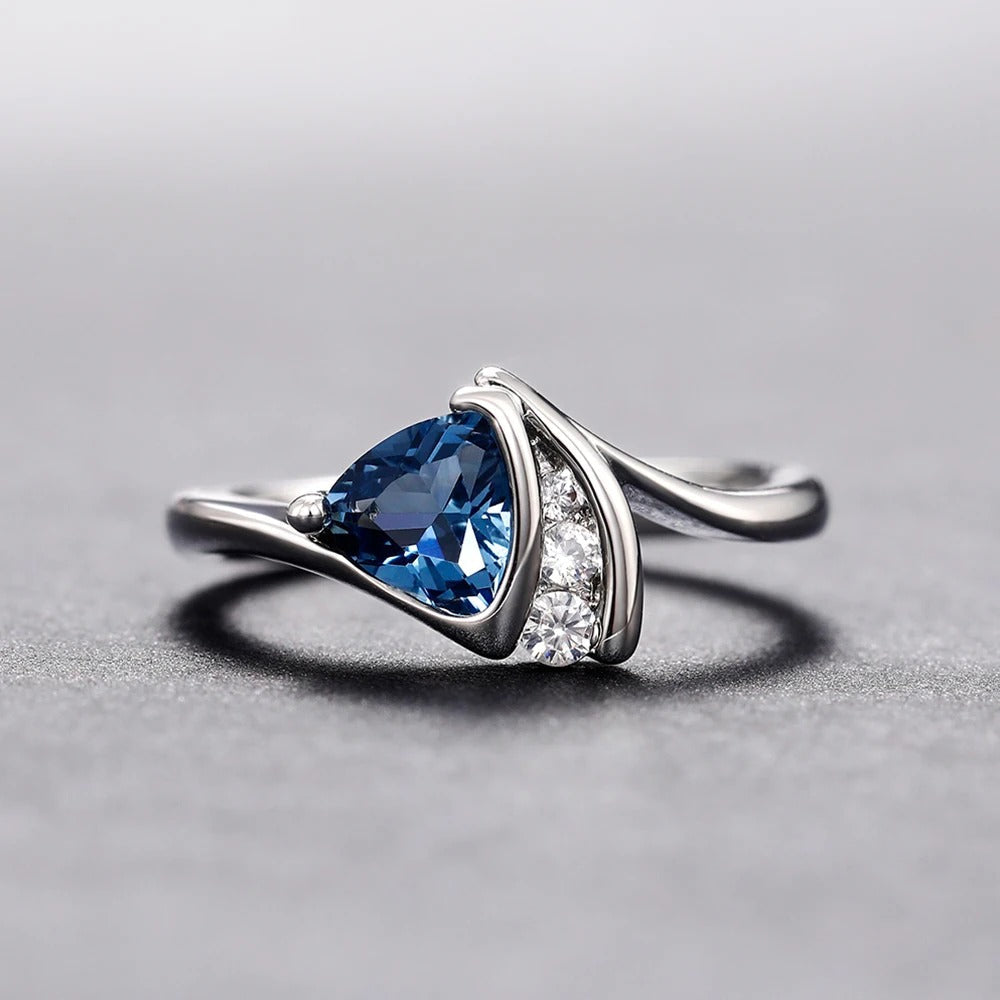 Vintage Sølv Ring med Blå Trekantet Sten