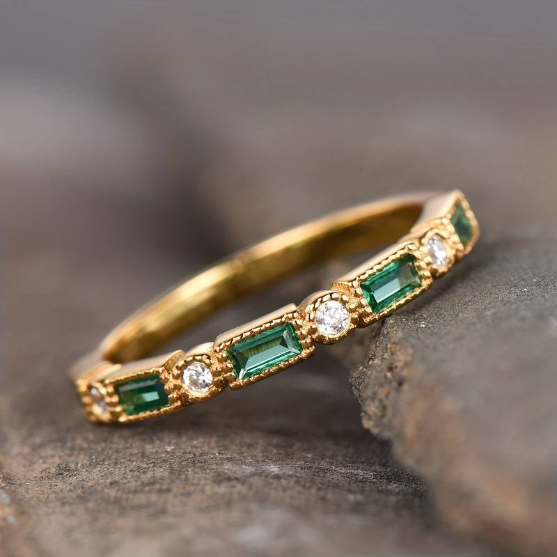 Vintage grøn ring med inkrustationer af zirkon og guld