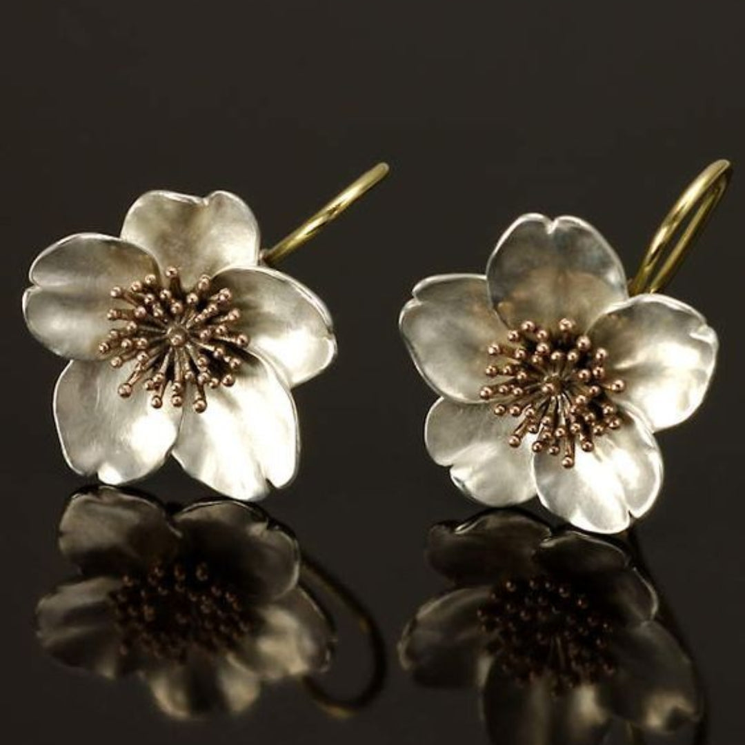Vintage øreringe i sølv og guld med blomsterdesign