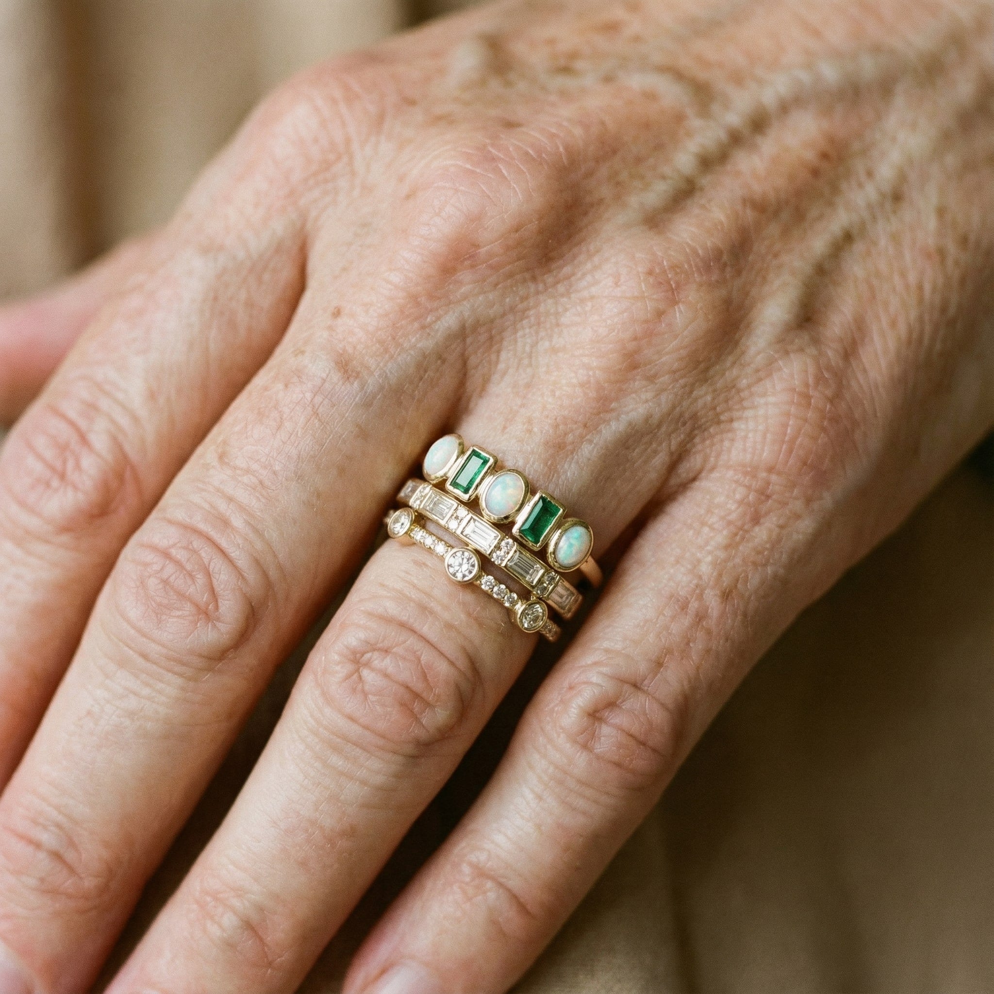 Vintage ring med hvid og grøn opal