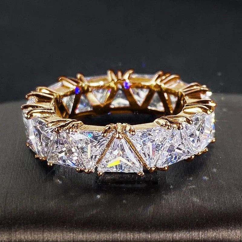 Vintage trekantet ring med sten i guld